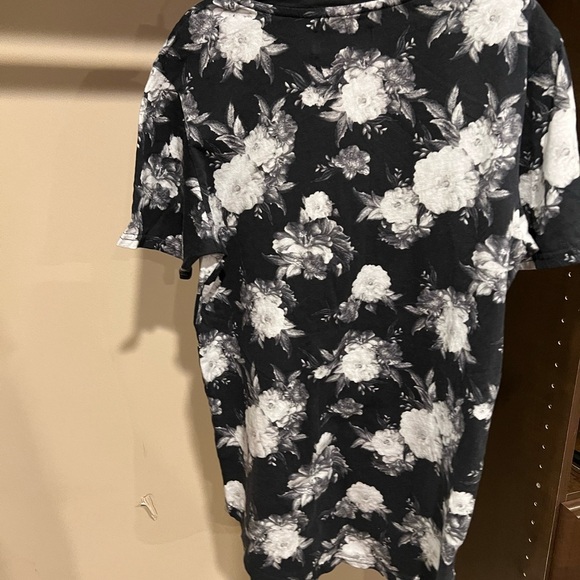 PacSun Black and White Floral Short Sleeve Tee - Picture 3 of 4